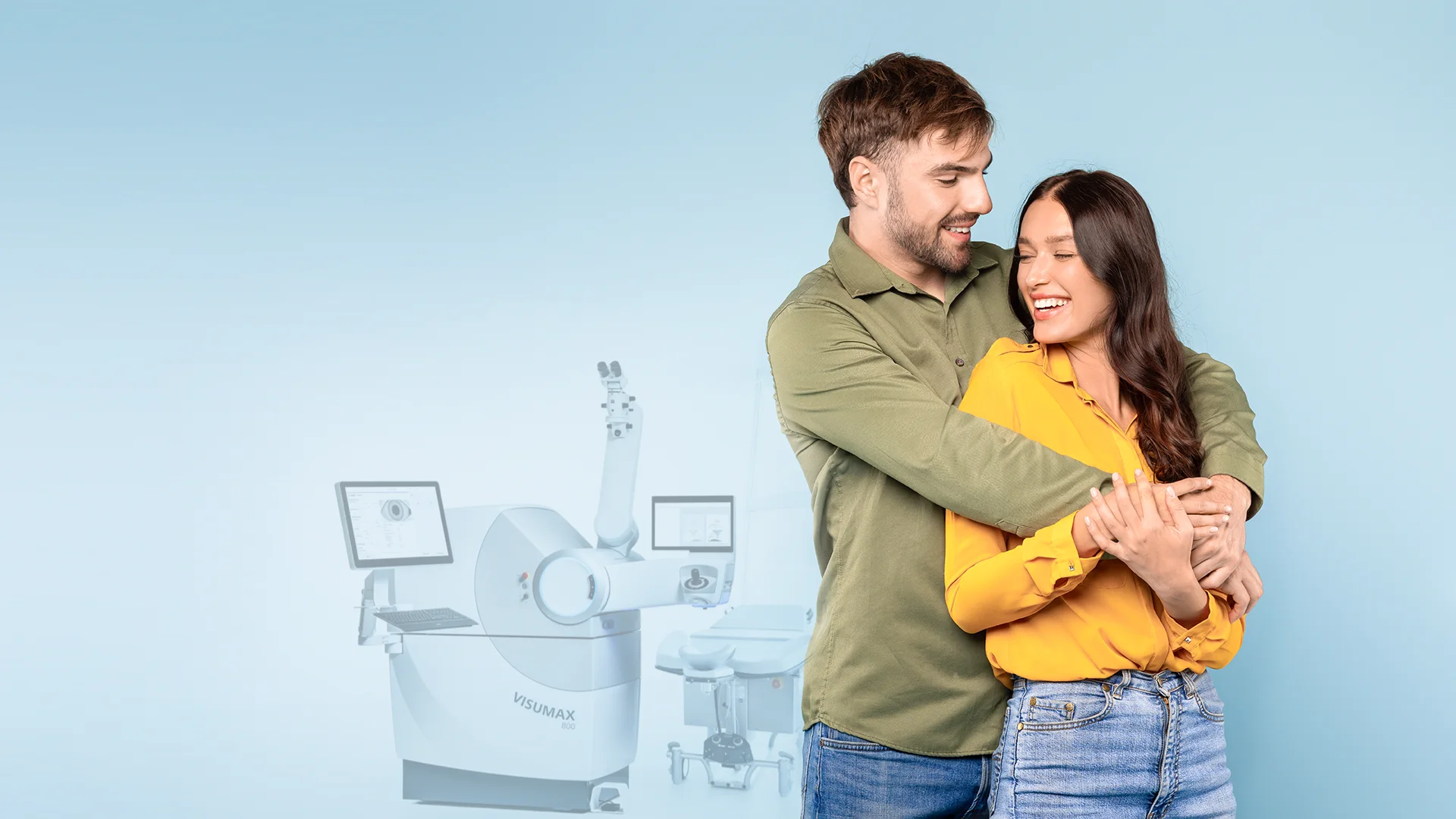 Junges Paar lacht vor einem VisuMax-800-Lasersystem